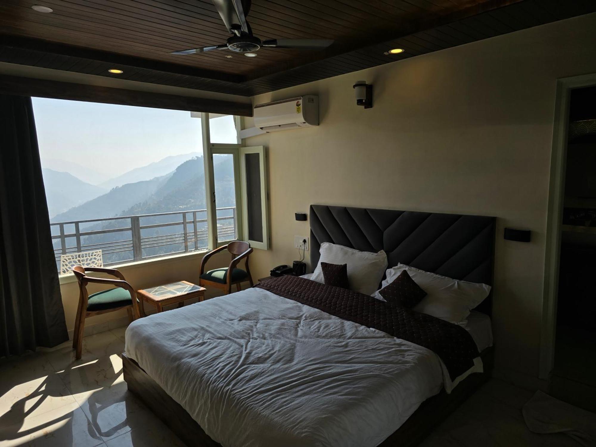 The Ghungrees Hotel Solan Room photo